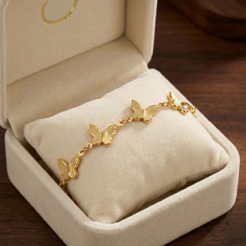 انسيال ذهبي مصنوع من الستانلس ستيل المقاوم للصدأ، مزين بفراشات بارزة بتفاصيل محفورة لامعة، تصميم رقيق يبرز جاذبية معصمك، مع قفل قابل للتعديل ليناسبك. - Image 3